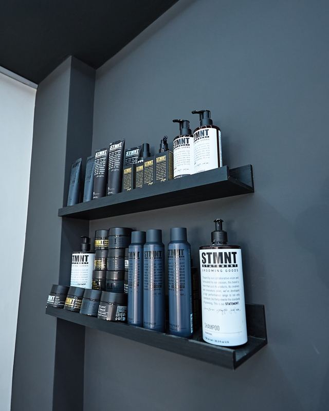 Estantería con productos de peinado y barba