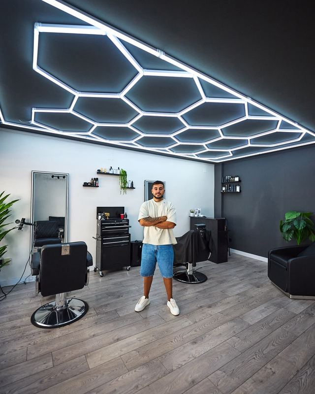 Rafa de pie en el estudio, bajo el techo de luces hexagonales